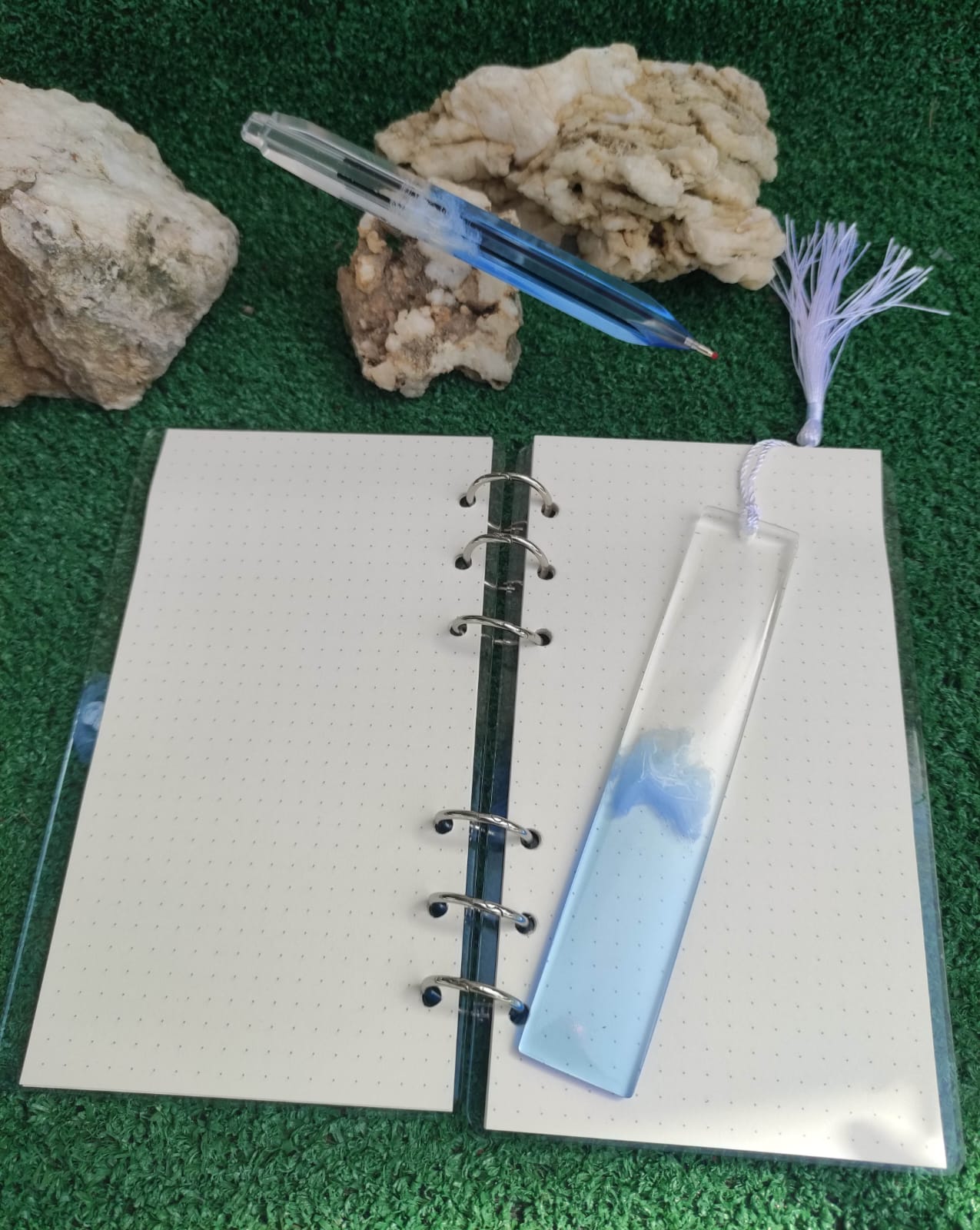 Set da cancelleria in resina artigianale a tema mare con effetto onde blu e schiuma bianca, composto da un taccuino con anelli metallici, una penna e un segnalibro