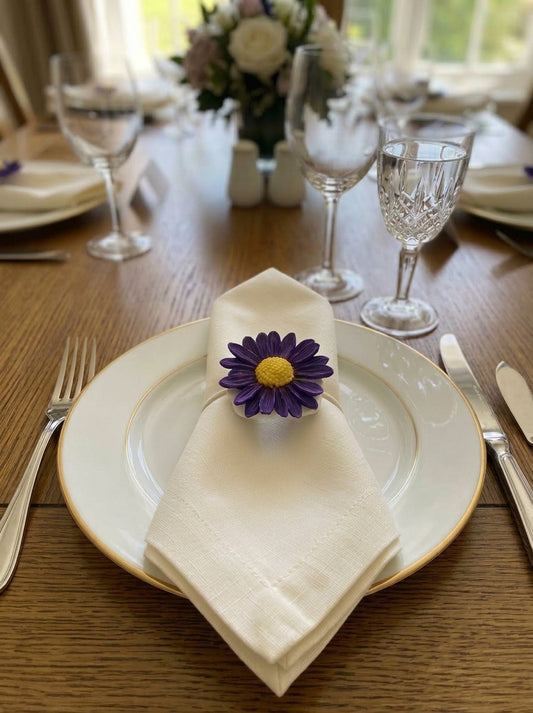 Margherita artigianale in resina ecologica con petali viola e centro giallo