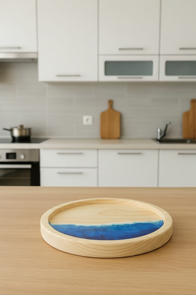 vassoietto in legno, decorazione mare, sfumature blu, azzurro, bianco, onde, wooden tray, resin, resina, mare, vassoio, aperitivo, colazione