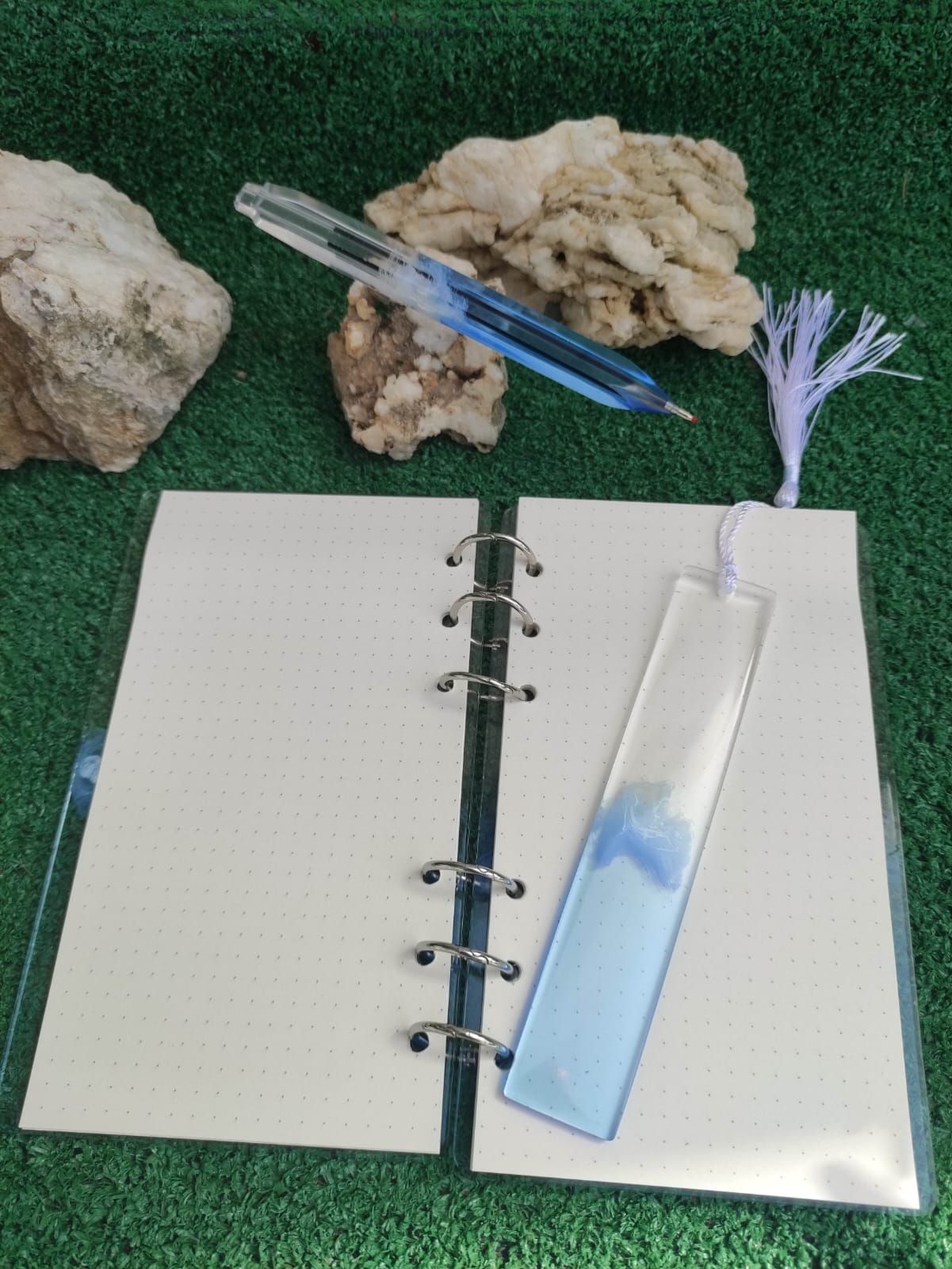 Set da cancelleria in resina artigianale a tema mare con effetto onde blu e schiuma bianca, composto da un taccuino con anelli metallici, una penna e un segnalibro 