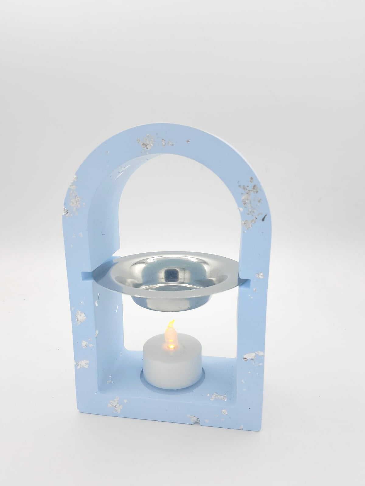 Brucia essenze in ecoresina con dettagli in foglia argento, design ad arco con ciotolina in metallo e supporto per candela tealight