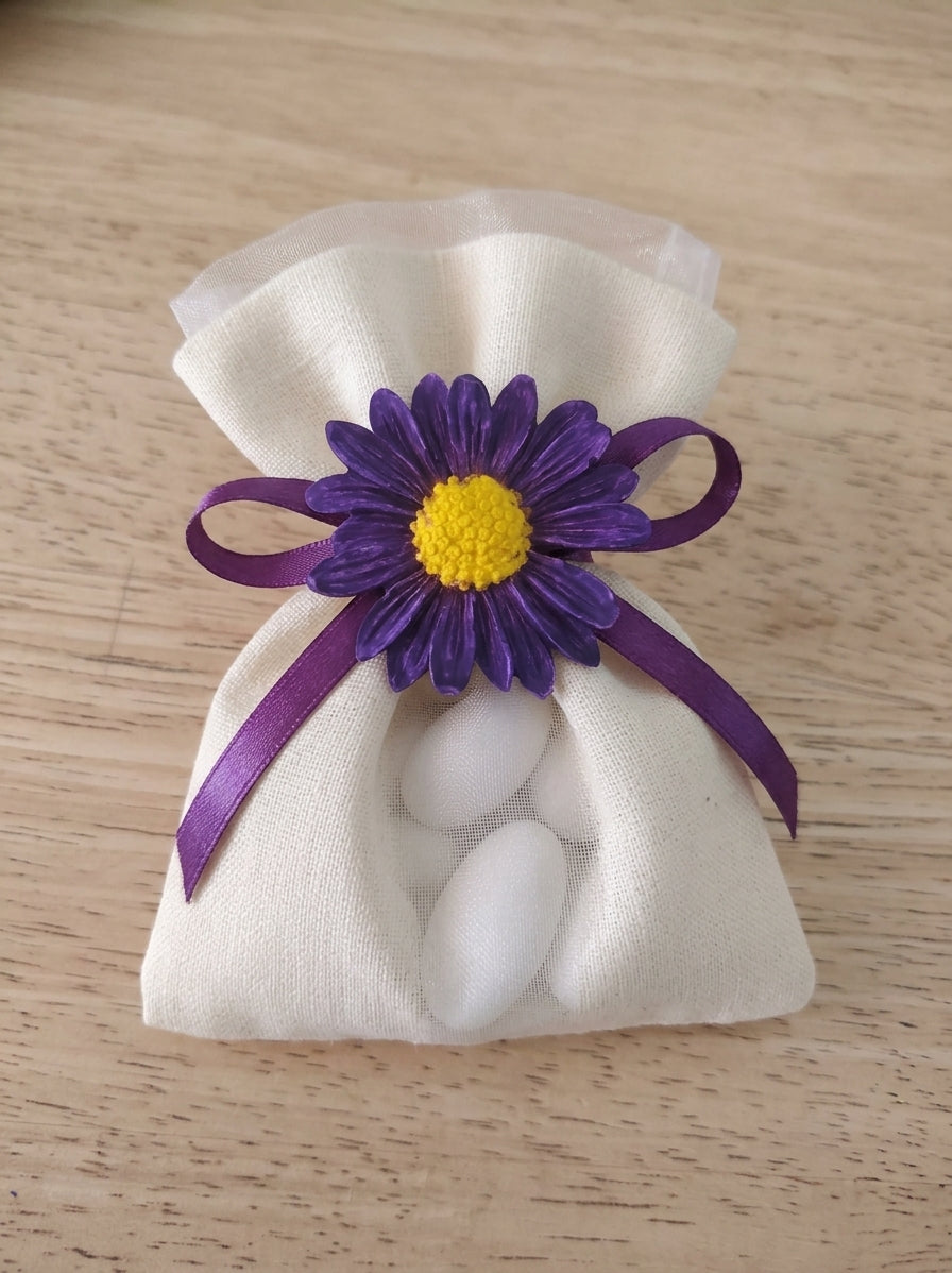 Margherita artigianale in resina ecologica con petali viola e centro giallo 