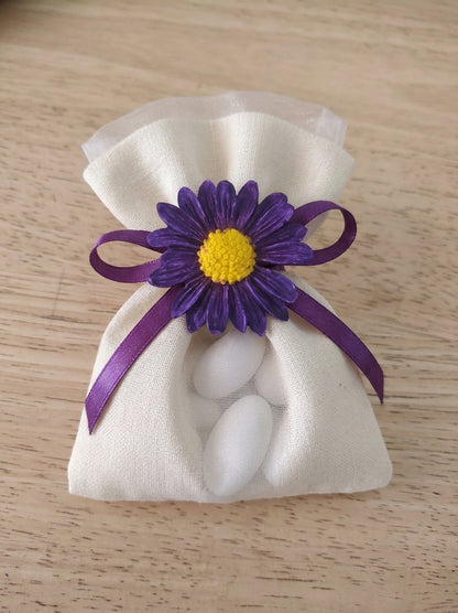 Margherita artigianale in resina ecologica con petali viola e centro giallo 