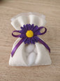 Margherita artigianale in resina ecologica con petali viola e centro giallo 
