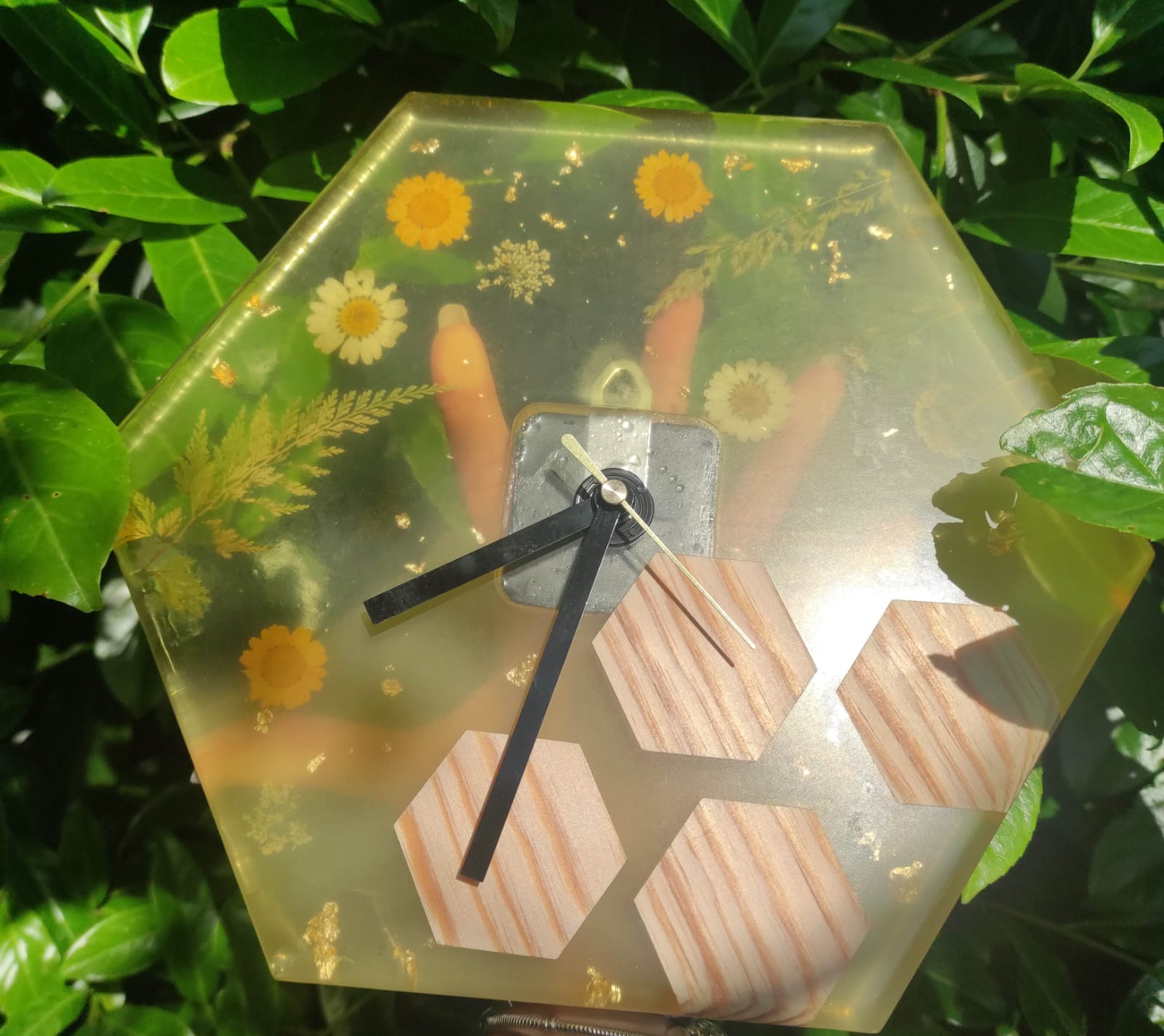 Orologio in resina epossidica, sfumature gialle, con alveari in legno, fiori secchi, resina, resin, orologio, regalo