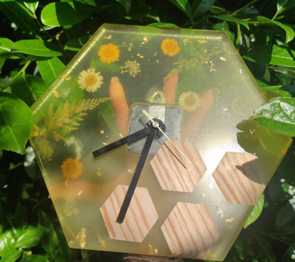 Orologio in resina epossidica, sfumature gialle, con alveari in legno, fiori secchi, resina, resin, orologio, regalo