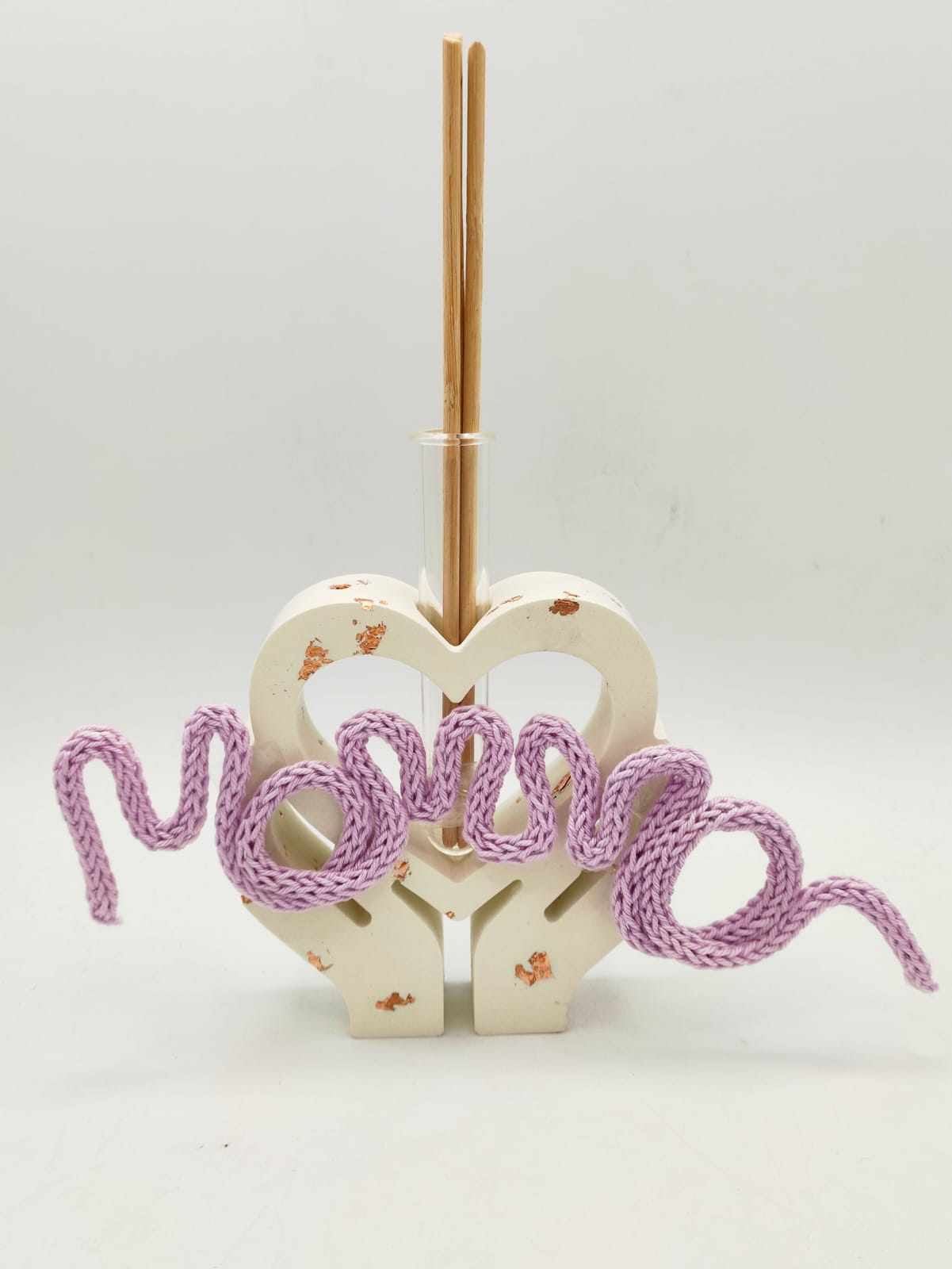 porta diffusore, diffusore, vaso, cuore, mani, un cuore tra le mani, relax, fragranze, bastoncini, resina ecologica, scritta, mamma, tricotin, festa della mamma, festa, regalo