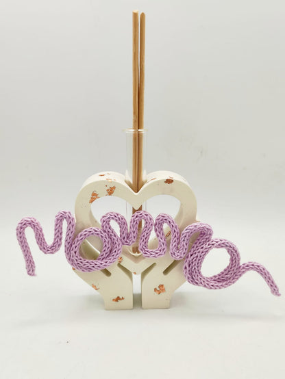 porta diffusore, diffusore, vaso, cuore, mani, un cuore tra le mani, relax, fragranze, bastoncini, resina ecologica, scritta, mamma, tricotin, festa della mamma, festa, regalo