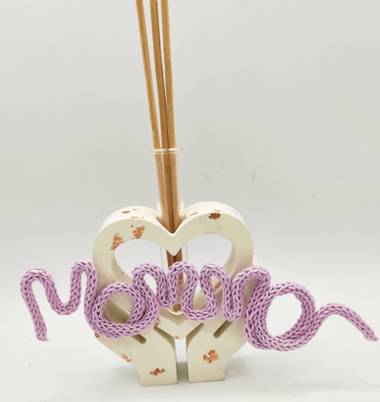 porta diffusore, diffusore, vaso, cuore, mani, un cuore tra le mani, relax, fragranze, bastoncini, resina ecologica, scritta, mamma, tricotin, festa della mamma, festa, regalo