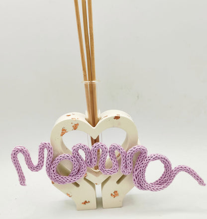 porta diffusore, diffusore, vaso, cuore, mani, un cuore tra le mani, relax, fragranze, bastoncini, resina ecologica, scritta, mamma, tricotin, festa della mamma, festa, regalo