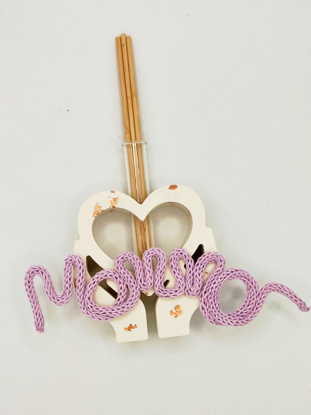 porta diffusore, diffusore, vaso, cuore, mani, un cuore tra le mani, relax, fragranze, bastoncini, resina ecologica, scritta, mamma, tricotin, festa della mamma, festa, regalo