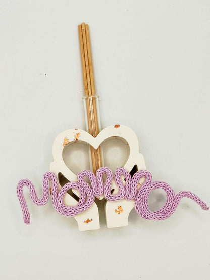 porta diffusore, diffusore, vaso, cuore, mani, un cuore tra le mani, relax, fragranze, bastoncini, resina ecologica, scritta, mamma, tricotin, festa della mamma, festa, regalo