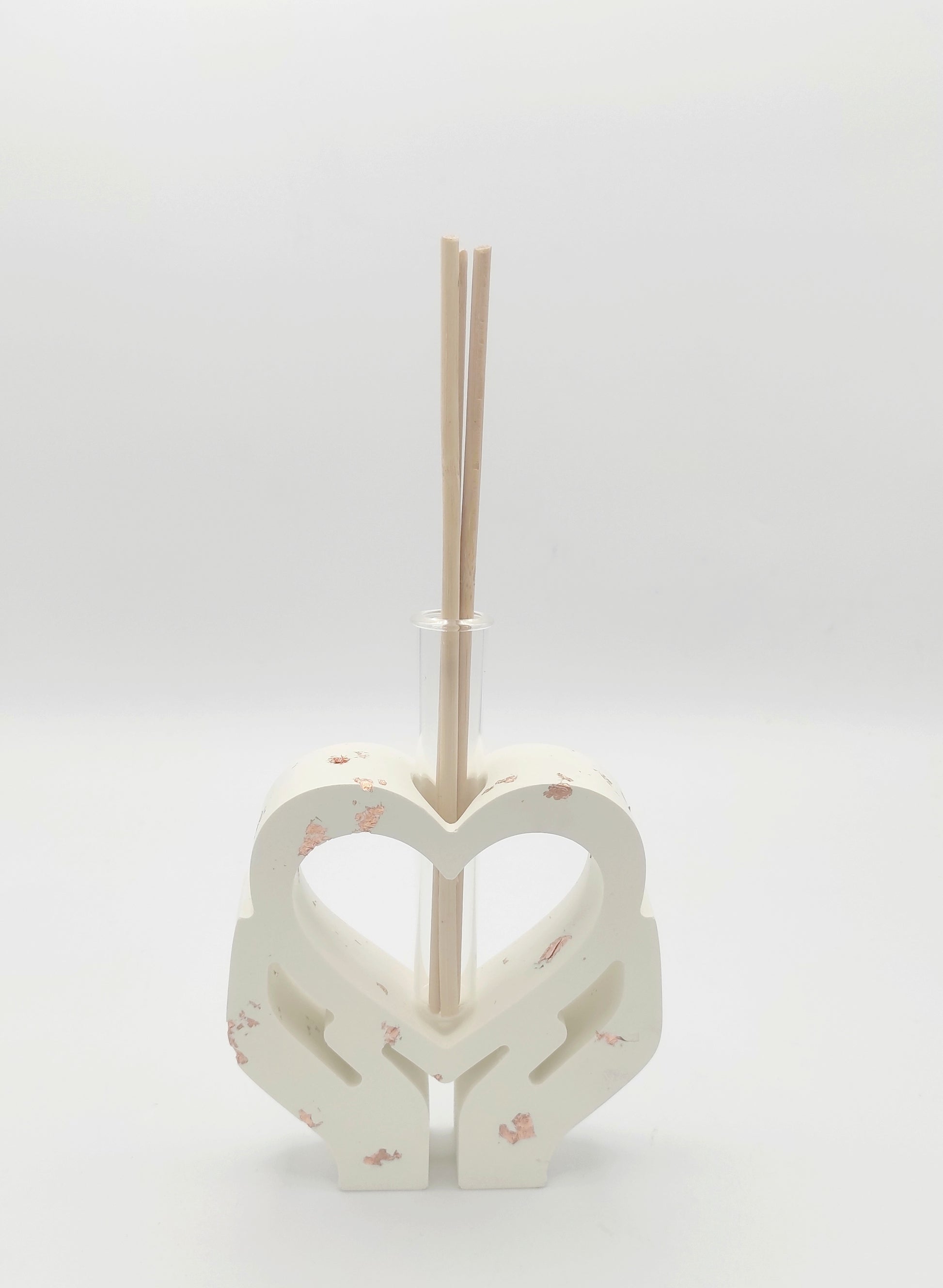 porta diffusore, diffusore, vaso, cuore, mani, un cuore tra le mani, relax, fragranze, bastoncini, resina ecologica