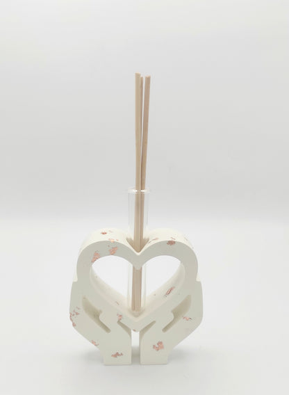porta diffusore, diffusore, vaso, cuore, mani, un cuore tra le mani, relax, fragranze, bastoncini, resina ecologica