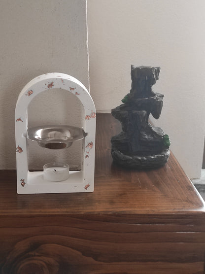 Brucia essenze in ecoresina con dettagli in foglia rame, design ad arco con ciotolina in metallo e supporto per candela tealight