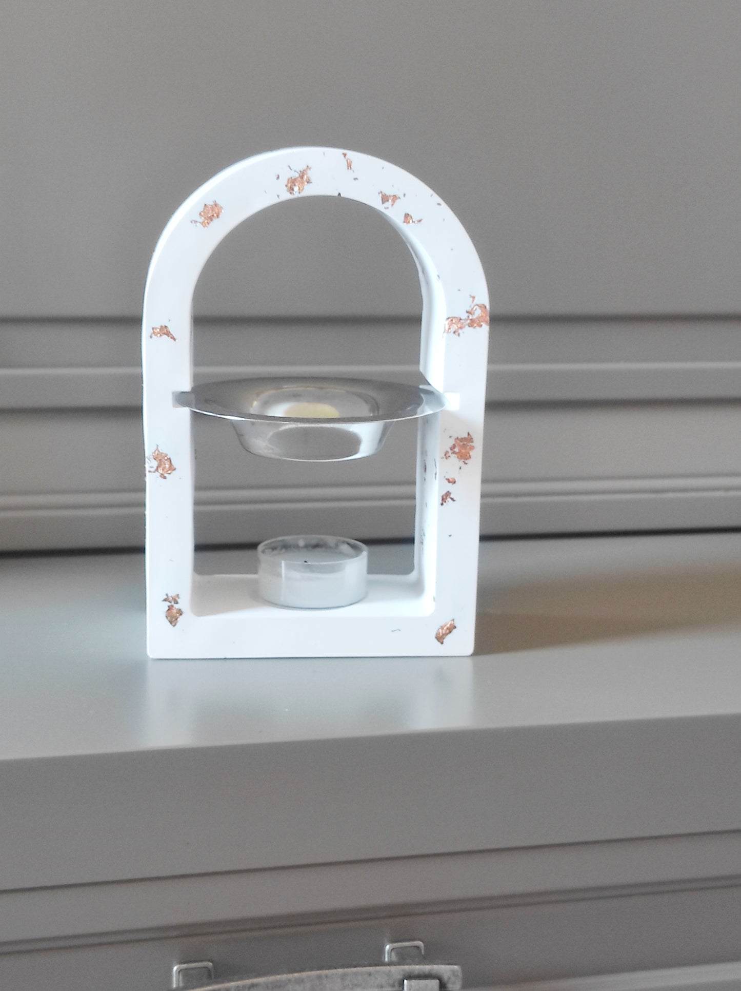 Brucia essenze in ecoresina con dettagli in foglia rame, design ad arco con ciotolina in metallo e supporto per candela tealight