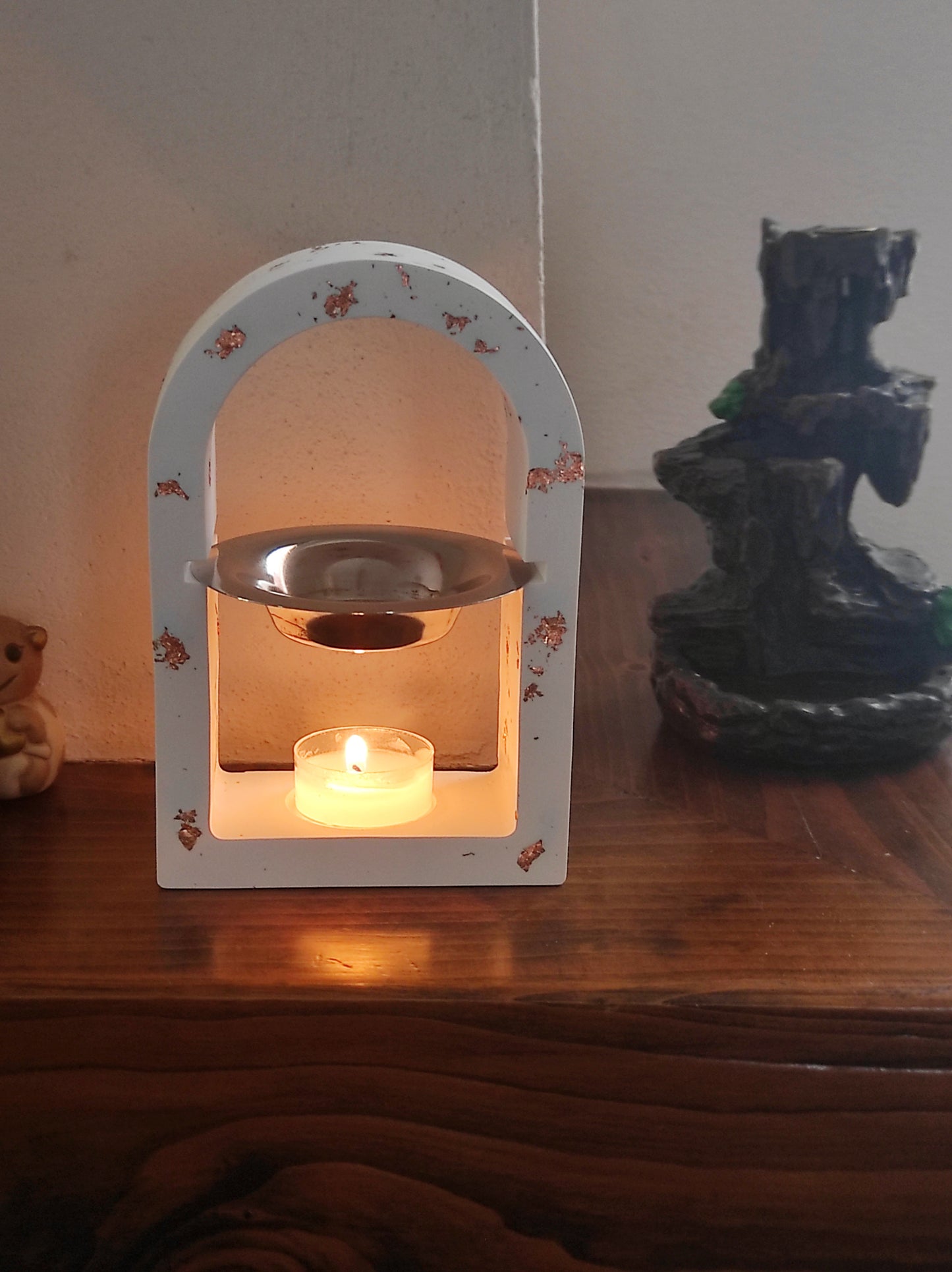 Brucia essenze in ecoresina con dettagli in foglia rame, design ad arco con ciotolina in metallo e supporto per candela tealight