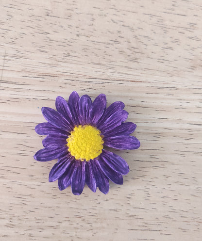 Margherita artigianale in resina ecologica con petali viola e centro giallo 